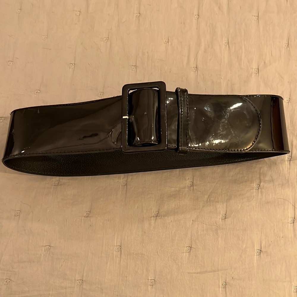 Vintage wide black patent belt. Gives you a tiny waist. Perfect for dresses. - Picture 2 of 11